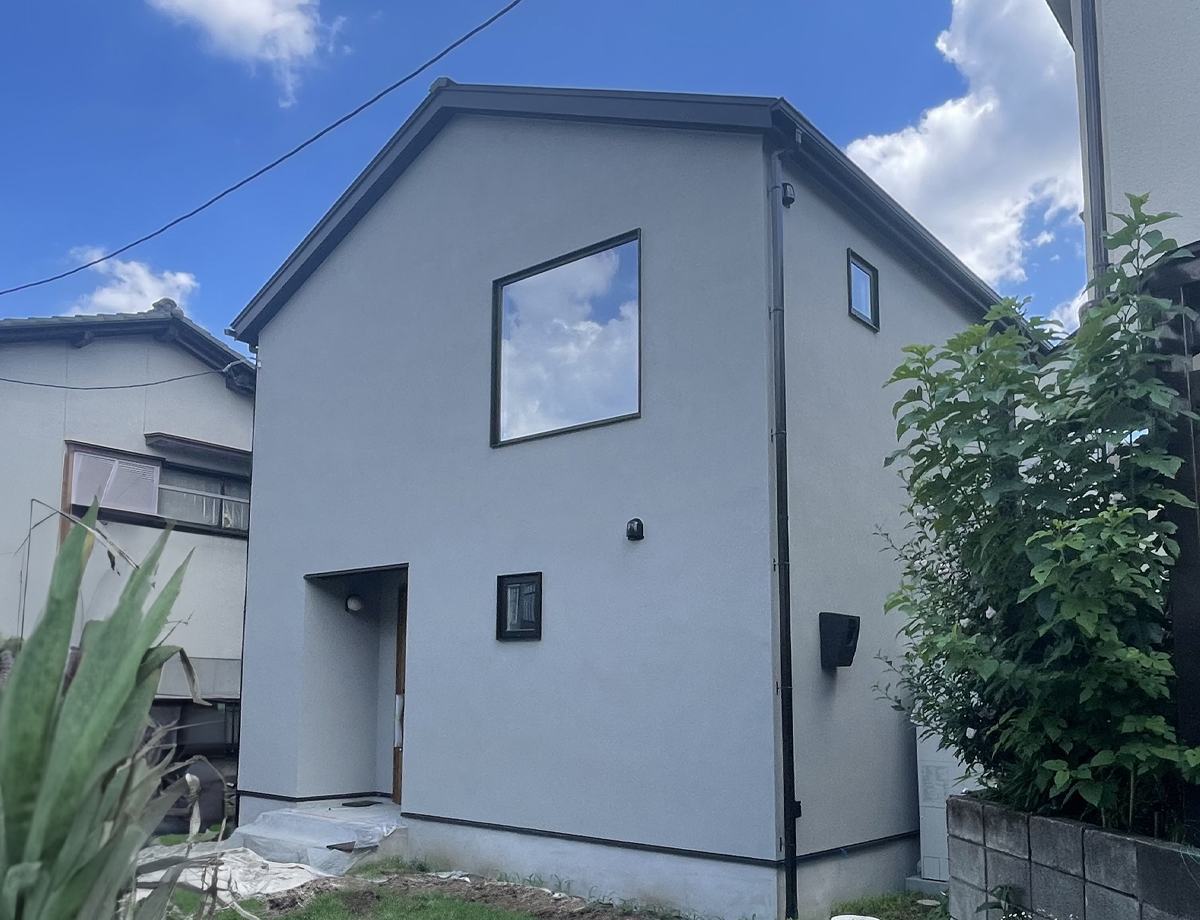 三角屋根と塗り壁のぬくもり