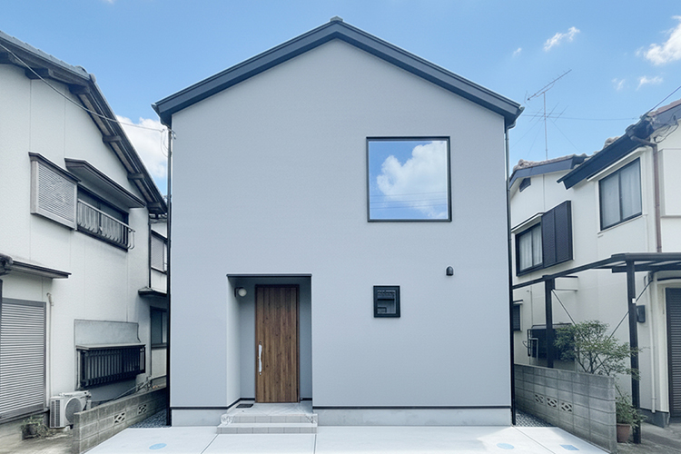 三角屋根と塗り壁のぬくもり