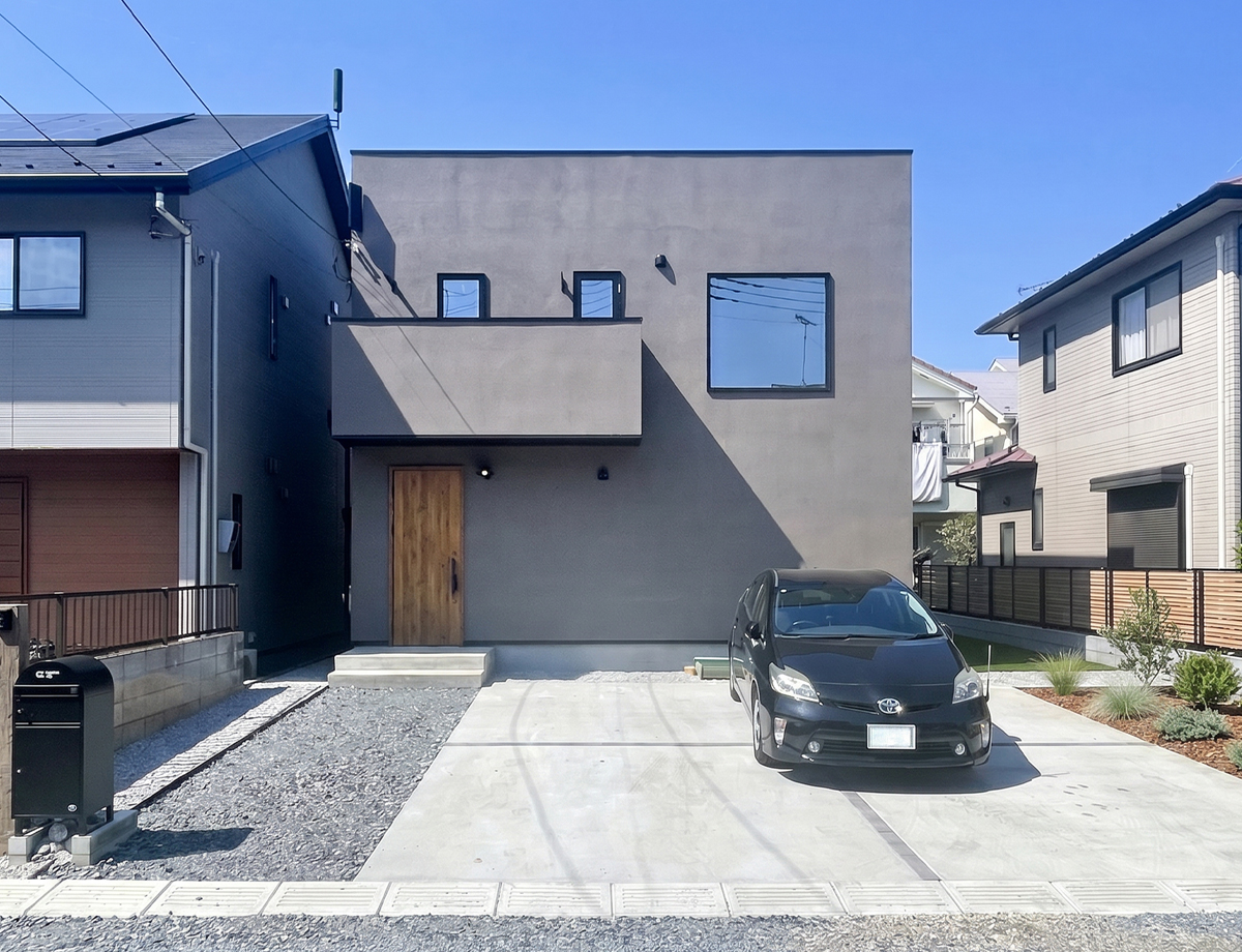グレーの箱型に、木のぬくもりを詰め込んだ家
